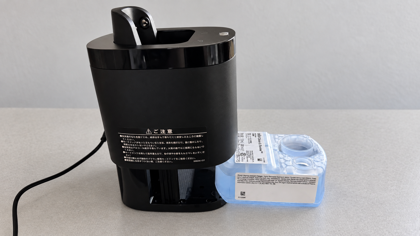 ブラウン NEVO シルクシェーバー(15010C)|洗浄器と取り外した洗浄液カートリッジ